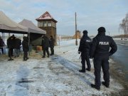 Policjanci dbali o bezpieczeństwo podczas 74. rocznicy wyzwolenia, byłego niemieckiego, nazistowskiego obozu koncentracyjnego i zagłady Auschwitz-Birkenau