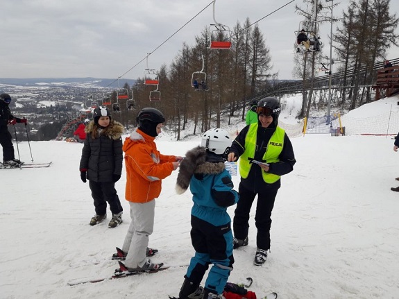 policjantka rozdaje ulotki na stoku