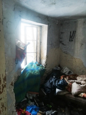 wnętrze pomieszczenia gdzie znaleziono bezdomnego mężczyznę