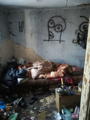 wnętrze pomieszczenia gdzie znaleziono bezdomnego mężczyznę