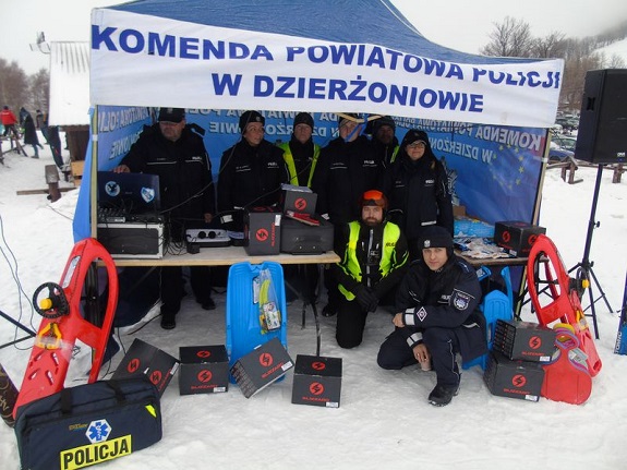 policjanci przy stoisku profilaktycznym podczas pikniku na stoku narciarskim