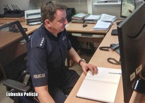 policjant dyżurny na stanowisku pracy