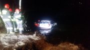Ciechanowscy policjanci uratowali kobietę z tonącego samochodu