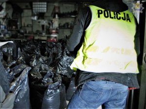 Policjanci ujawnili i zabezpieczyli 1300 kg nielegalnego tytoniu