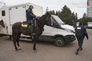 Policjanci zabezpieczają mecz piki nożnej w Jastrzębiu-Zdroju