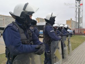 Policjanci zabezpieczają mecz piki nożnej w Jastrzębiu-Zdroju
