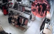 nagranie z monitoringu sklepowego kradzieży kieszonkowej