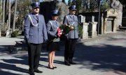 polscy policjanci oddają hołd insp. dr Władysławowi Sobolewskiemu na jego grobie, na cmentarzu Łyczakowskim we Lwowie