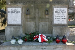 polscy policjanci oddają hołd insp. dr Władysławowi Sobolewskiemu na jego grobie, na cmentarzu Łyczakowskim we Lwowie