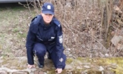 policjantka na brzegu potoku