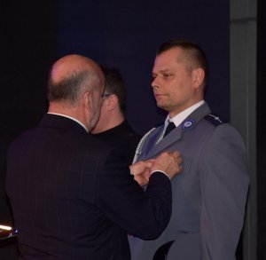 policjant otrzymuje medal