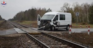 uszkodzony po zderzeniu z pociągiem, stojący na przejeździe kolejowym ford transit