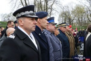 Zastępca KGP mł. insp. Tomasz Szymański oraz inni zaproszeni goście podczas uroczystości Dnia Pamięci Ofiar Zbrodni Katyńskiej