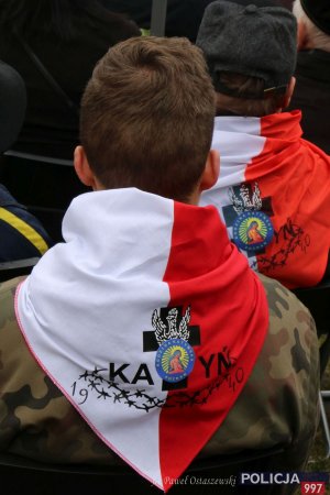 chusta z napisem Katyń na szyi uczestników podczas uroczystości Dnia Pamięci Ofiar Zbrodni Katyńskiej