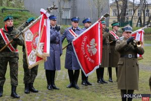 reprezentacja Policji oraz innych służb ze sztandarami podczas uroczystości Dnia Pamięci Ofiar Zbrodni Katyńskiej