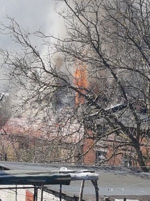 widok ognia znad budynku