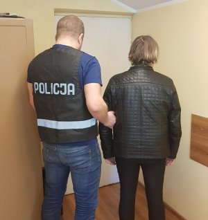 policjant z zatrzymaną kobietą