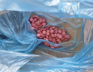 Różowe tabletki ekstazy zabezpieczone przez policjantów