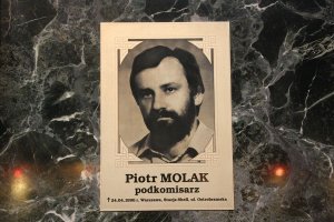tablica ze zdjęciem poległego w służbie podkom. Piotra Molaka