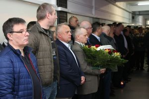 zebrani oddają hołd przed tablicą pamięci podczas uroczystości 23. rocznicy tragicznie zmarłego na służbie podkom. Piotra Molaka