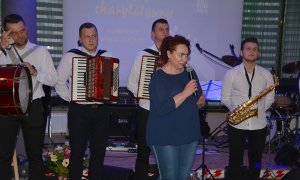 Komendant Szkoły Policji w Pile insp. Beata Różnak-Krzeszewska oficjalnie rozpoczęła charytatywny koncert