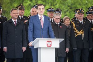 premier RP przemawia podczas centralnych obchodów święta strażaka na pl. Piłsudskiego w Warszawie