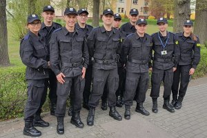 Pluton policjantów przed wyjściem do stacji krwiodawstwa.