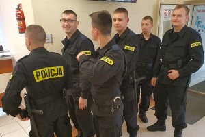 Kolejka policjantów do punktu rejestracji dawców.