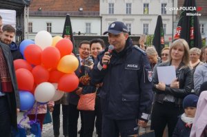 na zdjęciu policjant i pozostałe osoby