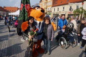 zdjęcie osób przy maskotce policyjnej