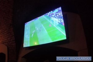 zdjęcie ekranu telewizora w jednym z wrocławskich lokali na którym nielegalnie wyświetlano transmisję z meczu piłki nożnej