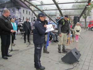 Obrazek przedstawia uczestników Wyprawy dla Jasia oraz Komendant Miejskiego Policji w Tychach, który przemawia, na scenie widoczne inne osoby