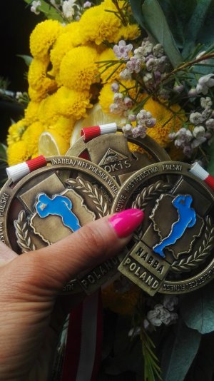 trzymane w dłoniach medale wygrane przez policjantkę z Łasku w kulturystyce