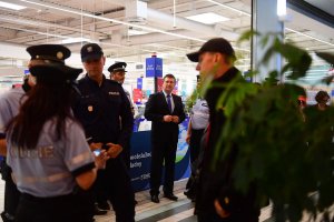 polscy i czescy policjanci podczas wspólnego patrolu w centrum handlowym kontrolują dokumenty