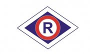 Logo ruchu drogowego - litera R w czerwonym okręgu, który umieszczony jest w rombie o granatowym tle i białych brzegach