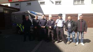 policjanci z Polski, Czech, Słowacji, Rumuni i Bułgarii. W tle budynek i radiowóz