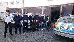 policjanci z Polski, Czech, Słowacji, Rumuni i Bułgarii. W tle budynek i policyjne radiowozy