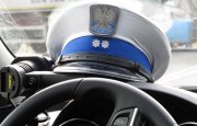 czapka policjanta ruchu drogowego leżąca na podszybiu w radiowozie