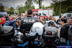 Policjant na motorze podczas festynu z dziećmi