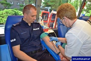 ins. Robert Muraszko Komendant Miejski Policji w Elblągu oddaję krew w krwiobusie