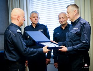 Komendant Główny Policji przekazuje dokument z podziękowaniami dla policjantów z Buska Zdroju