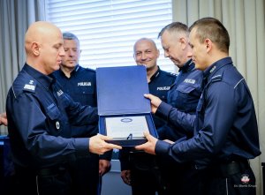Komendant Główny Policji przekazuje pisemne podziękowania dla policjantów z Buska Zdroju