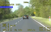 kierujący, który pędzi 205 km/ h nagrany przez videorejestrator