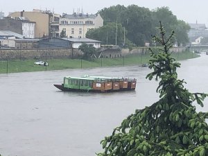 zerwane tramwaje wodne płynące po rzece