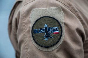 naszywka na ramieniu policyjnego munduru pilota śmigłowca z napisem Black Hawk