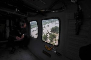 policjant z policyjnego śmigłowca Black Hawk podczas patrolu Krakowa i Małopolski obserwuje stan wód w związku z powodzią