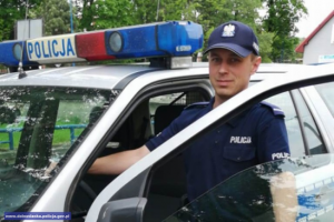 policjant z Lądka Zdroju  stoi przy radiowozie