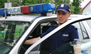policjant z Lądka Zdroju  stoi przy radiowozie