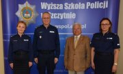 prof. dr hab. Wiesława Wysockiego z komendantem-rektorem WSPol w Szczytnie oraz dwiema policjantkami