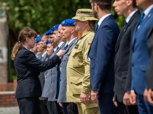 Podsekretarz stanu w MSWiA Pani Renata Szczęch odznacza wyróżnionych